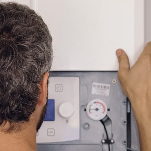 primo piano di un tecnico che controlla un macchinario