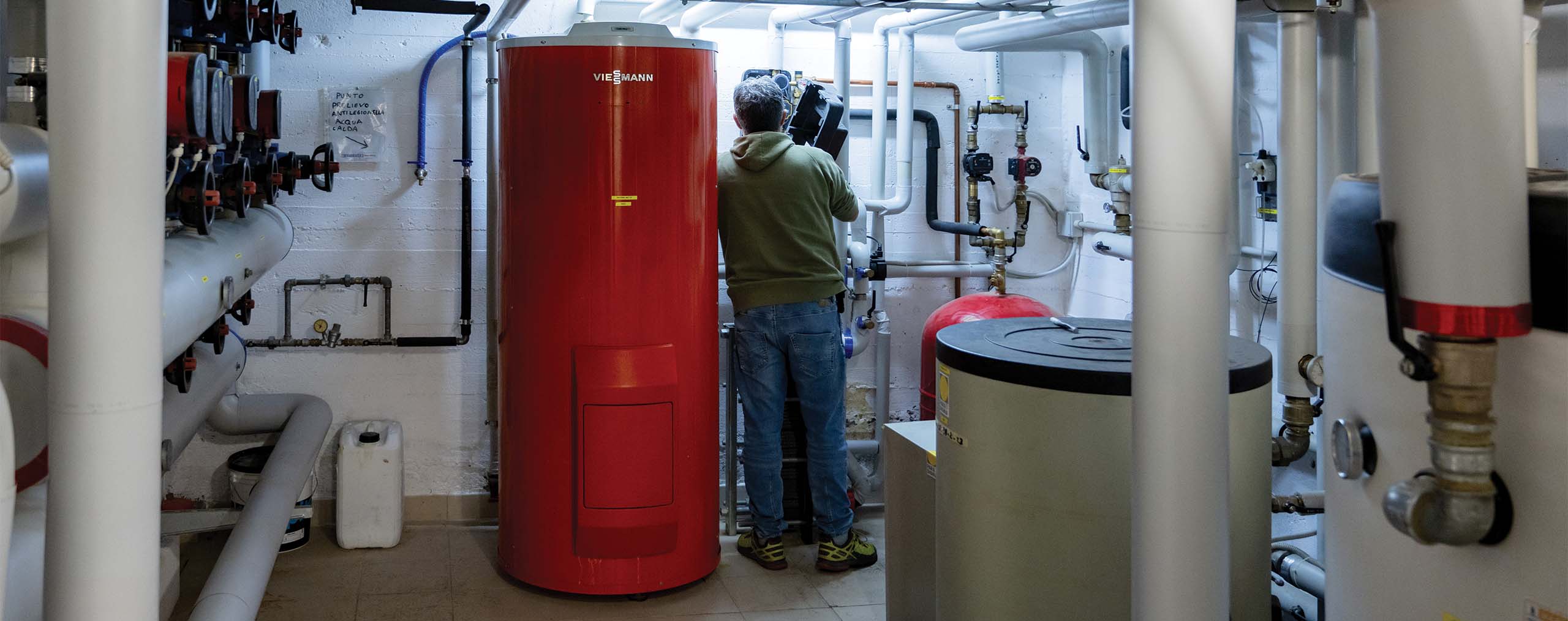 tecnico lavora in una sala macchine interrato