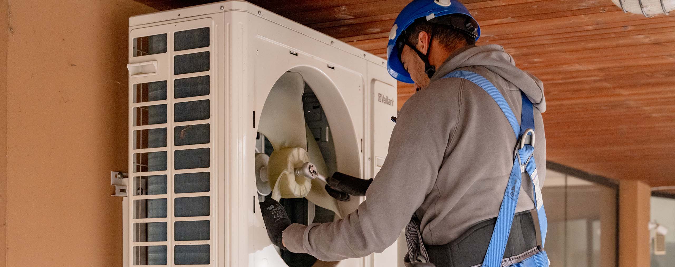 tecnico fa manutenzione ad un impianto con imbragatura di sicurezza